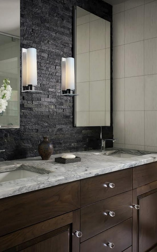 Exempel på ett mellanstort klassiskt badrum med dusch, med luckor med upphöjd panel, bruna skåp, en toalettstol med separat cisternkåpa, grå kakel, grön kakel, stenkakel, vita väggar, ett nedsänkt handfat och marmorbänkskiva