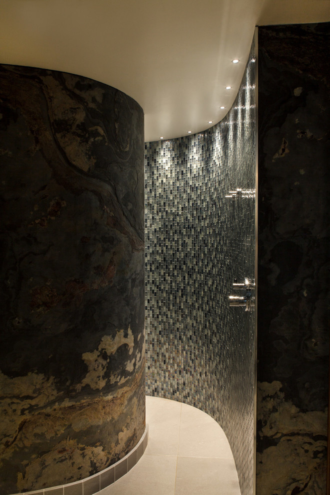 Idée de décoration pour une salle de bain minimaliste de taille moyenne avec un carrelage multicolore.