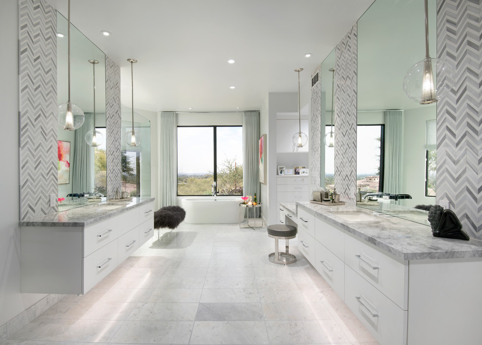 Foto di una stanza da bagno minimal con ante lisce, ante bianche, pareti bianche, lavabo sottopiano, pavimento bianco e top grigio