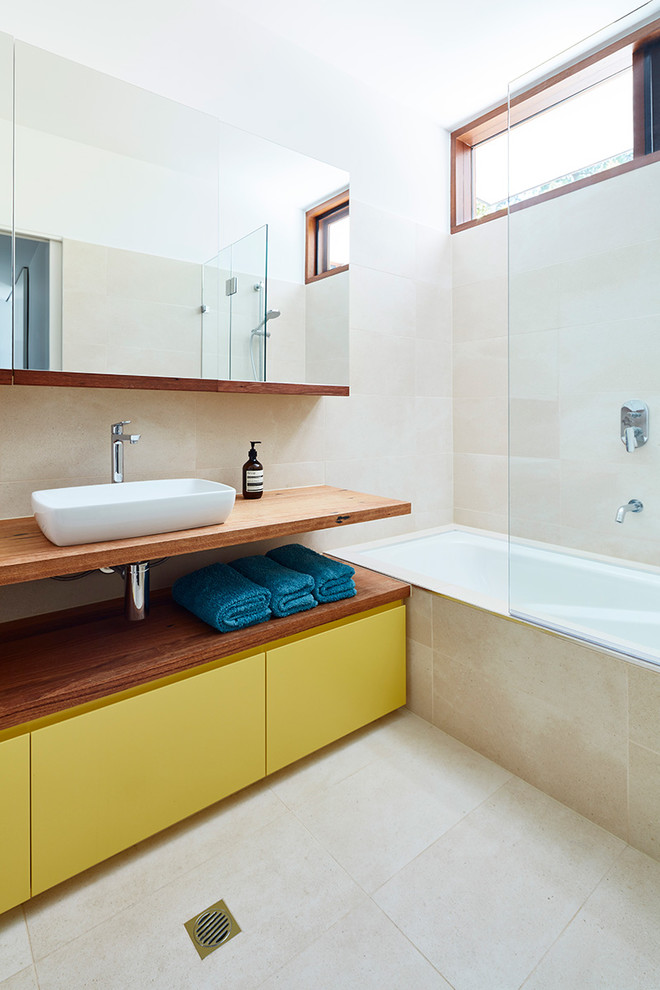 Diseño de cuarto de baño vintage con baldosas y/o azulejos beige, paredes beige, suelo de baldosas de cerámica y encimera de madera