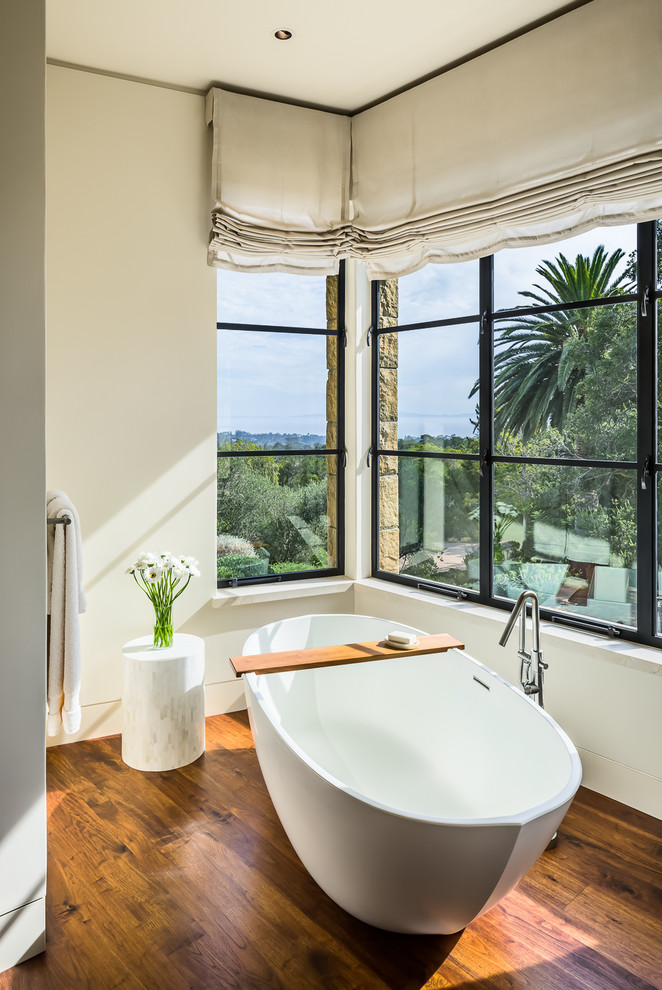 Großes Klassisches Badezimmer En Suite mit freistehender Badewanne und braunem Holzboden in Santa Barbara