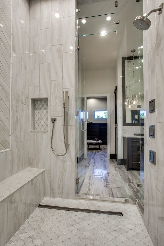 Idee per una stanza da bagno chic di medie dimensioni con vasca ad alcova, doccia alcova, piastrelle marroni, piastrelle in gres porcellanato, pareti beige e porta doccia a battente