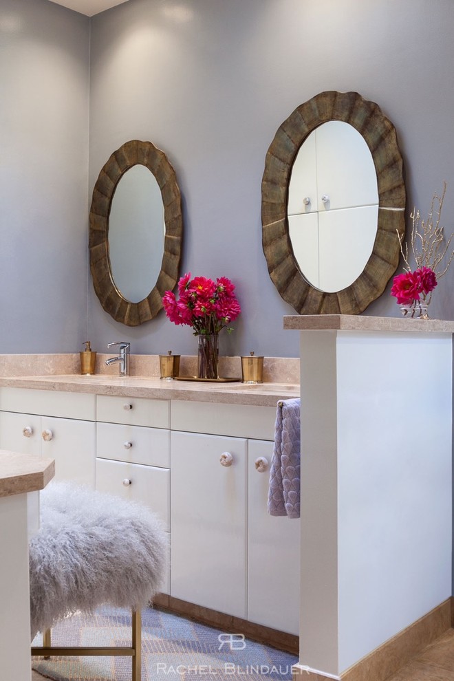 Foto di una stanza da bagno padronale tradizionale di medie dimensioni con lavabo sottopiano, ante lisce, ante bianche, WC monopezzo e pareti grigie