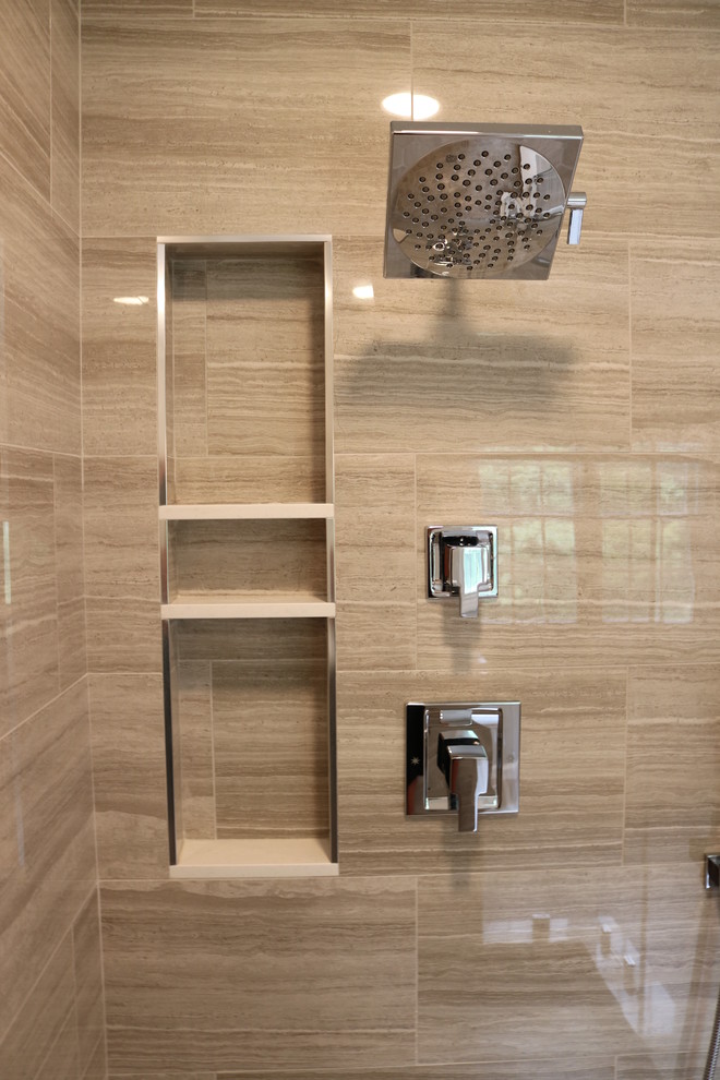 Immagine di una grande stanza da bagno padronale tradizionale con ante in stile shaker, ante in legno bruno, top in quarzo composito, porta doccia a battente e top bianco