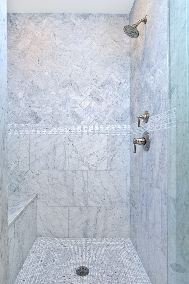Ispirazione per una stanza da bagno padronale chic di medie dimensioni con lavabo sottopiano, ante con riquadro incassato, ante bianche, top in marmo, doccia alcova, piastrelle bianche, piastrelle in pietra, pareti grigie e pavimento in marmo