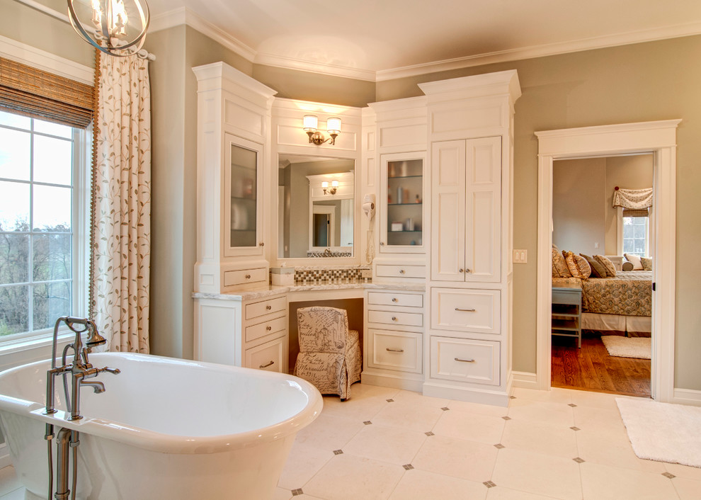 Источник вдохновения для домашнего уюта: ванная комната в классическом стиле с отдельно стоящей ванной