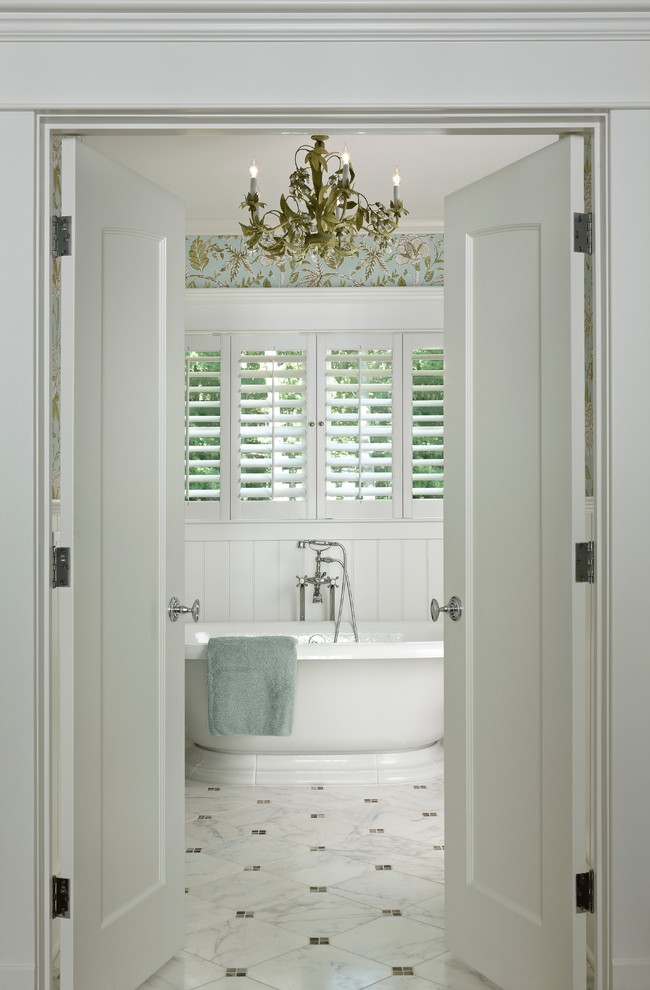 Diseño de cuarto de baño principal tradicional grande con puertas de armario blancas, bañera exenta, baldosas y/o azulejos blancos, baldosas y/o azulejos de piedra, paredes verdes y suelo de mármol