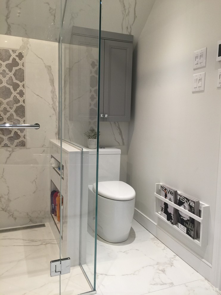Exempel på ett stort klassiskt en-suite badrum, med grå skåp, ett fristående badkar, en kantlös dusch, en toalettstol med hel cisternkåpa, vit kakel, porslinskakel, grå väggar, klinkergolv i porslin, ett undermonterad handfat och bänkskiva i kvarts