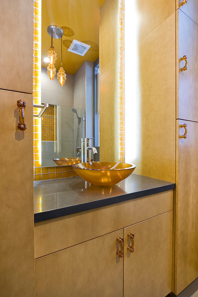 Esempio di una grande stanza da bagno padronale minimalista con ante lisce, ante beige, vasca ad alcova, doccia alcova, piastrelle gialle, pareti beige, lavabo a bacinella e top in superficie solida