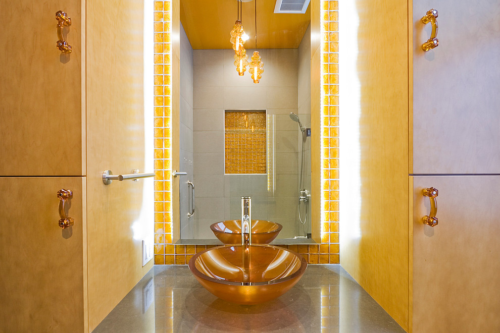 На фото: большая главная ванная комната в современном стиле с плоскими фасадами, бежевыми фасадами, душем в нише, желтой плиткой, бежевыми стенами, настольной раковиной и столешницей из искусственного камня