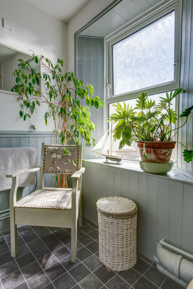 На фото: маленькая ванная комната в стиле фьюжн с фасадами в стиле шейкер для на участке и в саду с