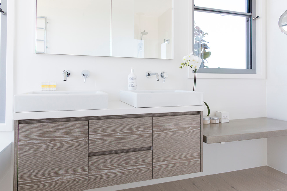 Exemple d'une salle de bain principale tendance en bois clair de taille moyenne avec un placard avec porte à panneau encastré.