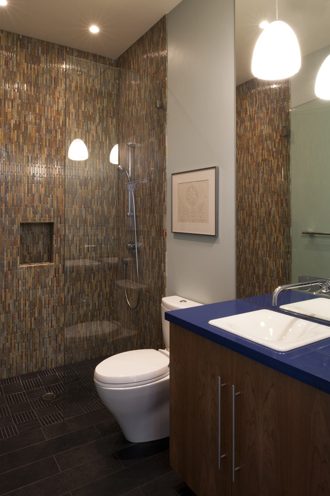Diseño de cuarto de baño actual con baldosas y/o azulejos en mosaico, ducha abierta y ducha abierta