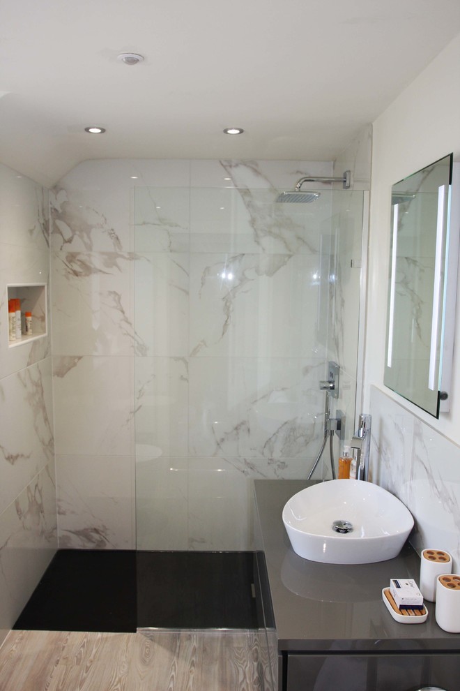 Mittelgroßes Modernes Badezimmer En Suite mit flächenbündigen Schrankfronten, grauen Schränken, offener Dusche, Wandtoilette, weißen Fliesen, Porzellanfliesen, Linoleum und Wandwaschbecken in Dorset