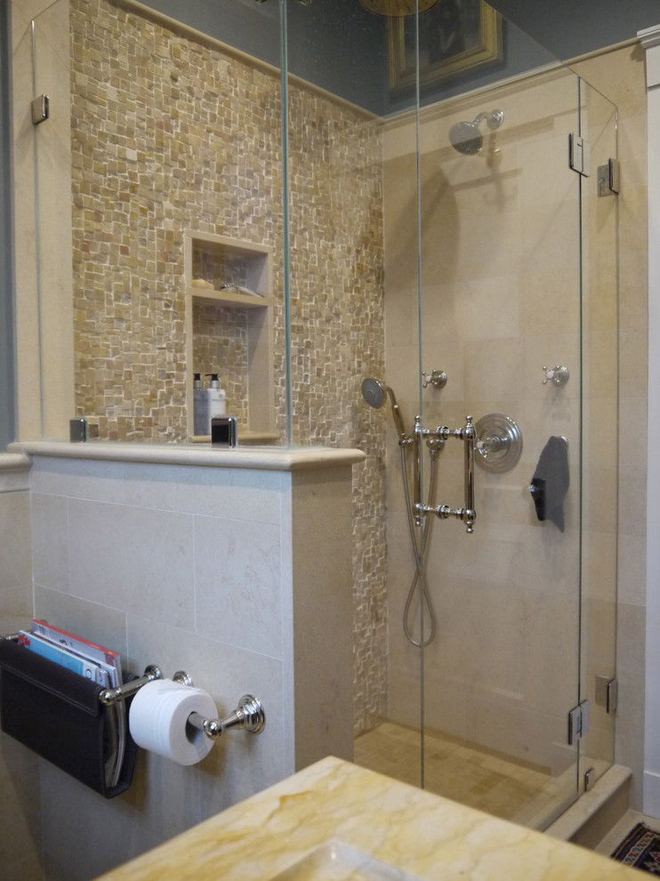Exempel på ett litet medelhavsstil badrum, med ett konsol handfat, luckor med profilerade fronter, skåp i mörkt trä, bänkskiva i kalksten, en öppen dusch, en toalettstol med separat cisternkåpa, beige kakel, stenkakel, blå väggar och kalkstensgolv