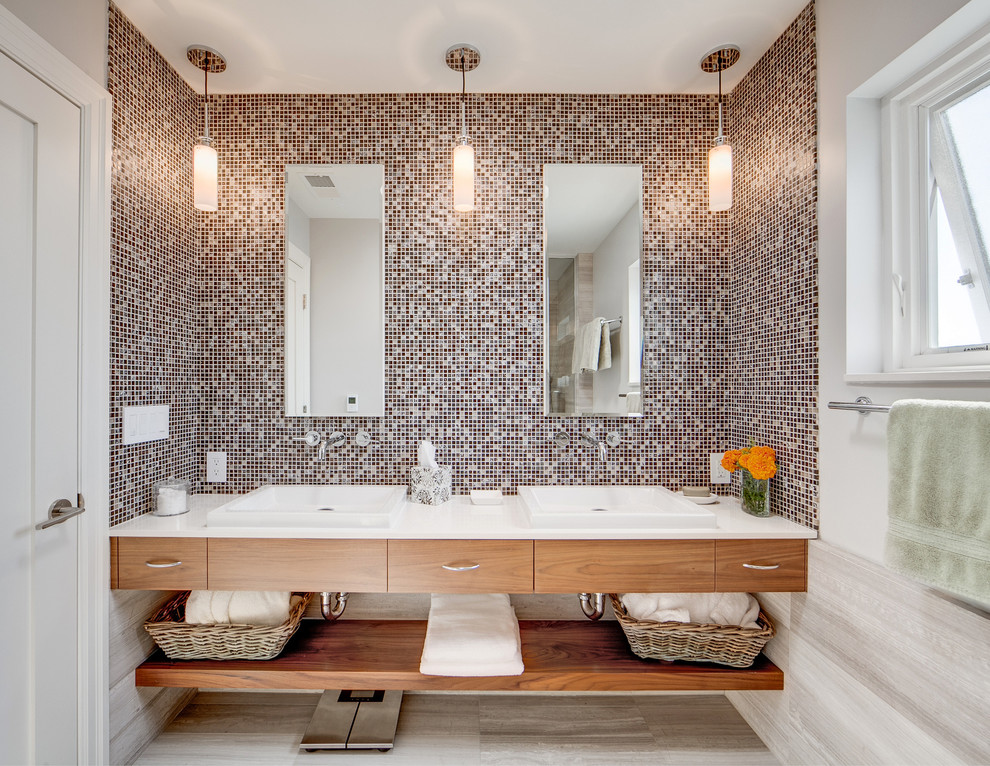 Cette photo montre une salle de bain moderne en bois brun avec un plan de toilette en quartz modifié, un carrelage gris, une vasque et un sol en calcaire.