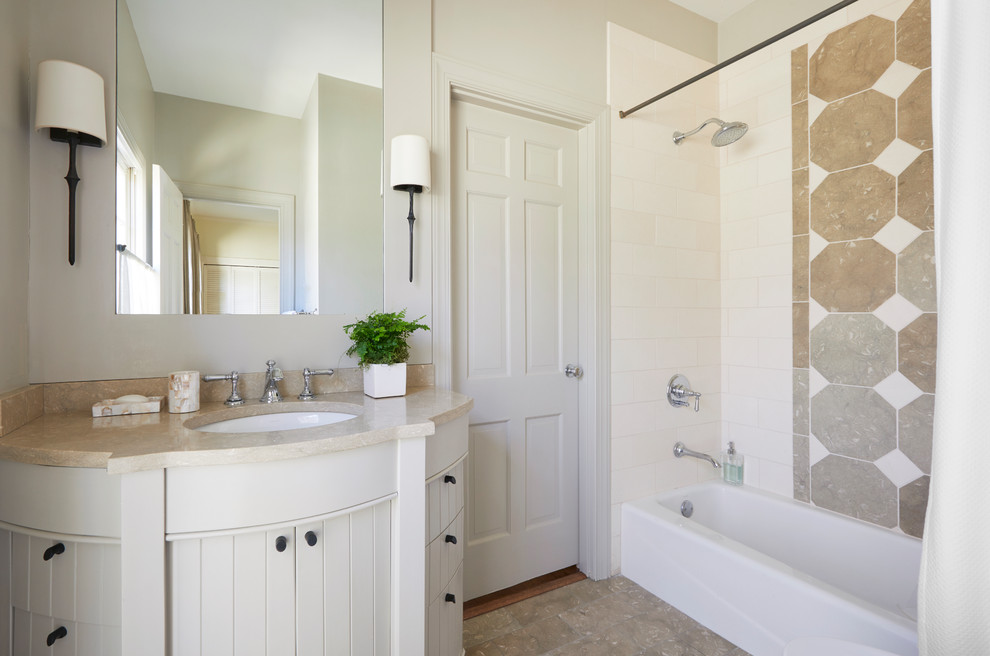 Inredning av ett klassiskt litet grön grönt badrum, med möbel-liknande, grå skåp, ett badkar i en alkov, en dusch/badkar-kombination, en vägghängd toalettstol, vit kakel, kakelplattor, grå väggar, kalkstensgolv, bänkskiva i kalksten, grönt golv och dusch med duschdraperi