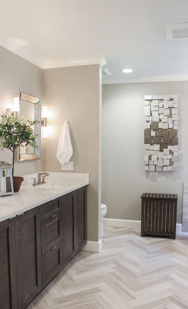 Exempel på ett stort klassiskt en-suite badrum, med skåp i shakerstil, bruna skåp, ett fristående badkar, en dusch i en alkov, kakelplattor, grå väggar, kalkstensgolv, ett undermonterad handfat, bänkskiva i kvarts, beiget golv och dusch med gångjärnsdörr