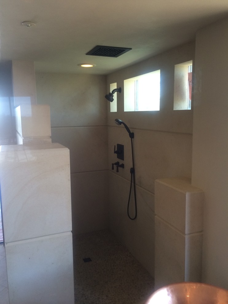 Immagine di una stanza da bagno padronale tradizionale con doccia aperta, pareti beige, pavimento in pietra calcarea e lavabo a bacinella
