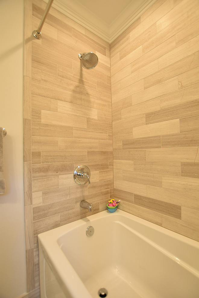 Exempel på ett litet klassiskt badrum för barn, med luckor med upphöjd panel, skåp i mörkt trä, ett badkar i en alkov, en dusch/badkar-kombination, en toalettstol med separat cisternkåpa, grå kakel, kakelplattor, grå väggar, kalkstensgolv, ett undermonterad handfat, bänkskiva i kvarts, grått golv och dusch med duschdraperi