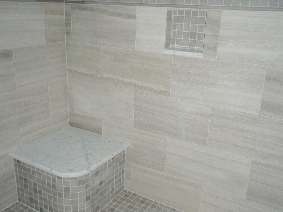 Ejemplo de cuarto de baño principal clásico de tamaño medio con ducha a ras de suelo, baldosas y/o azulejos grises, baldosas y/o azulejos de piedra y suelo de piedra caliza