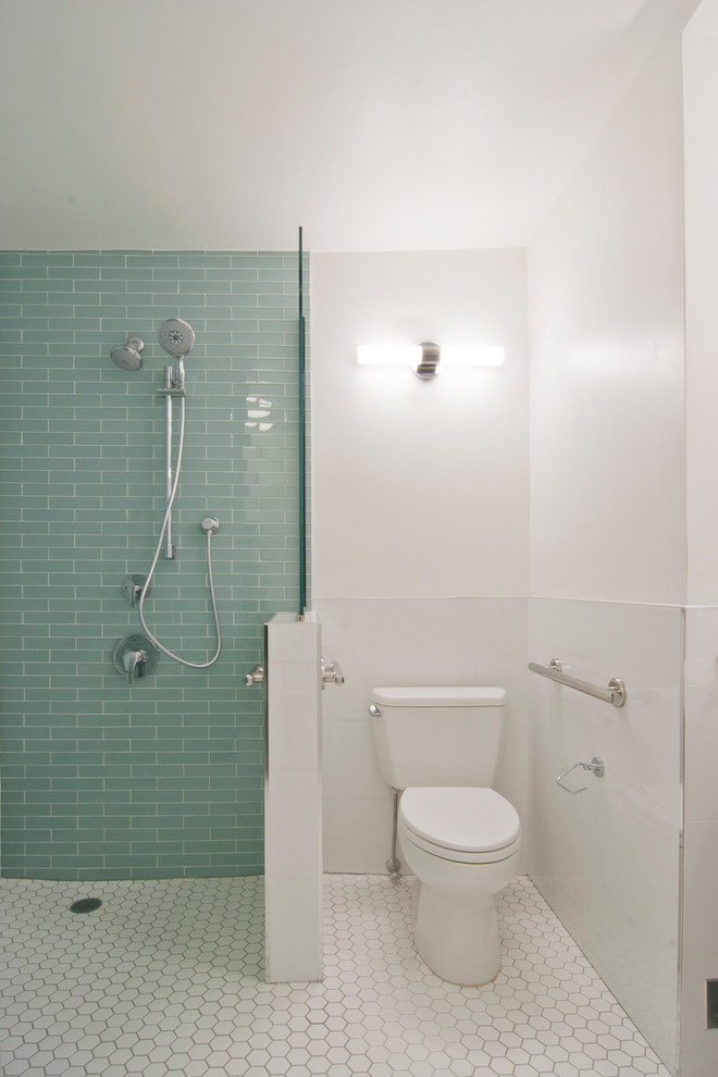 Exempel på ett mellanstort modernt en-suite badrum, med släta luckor, svarta skåp, en kantlös dusch, glaskakel, vita väggar, klinkergolv i keramik, ett konsol handfat, vitt golv, med dusch som är öppen, en toalettstol med separat cisternkåpa och blå kakel