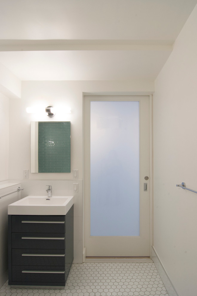 Идея дизайна: главная ванная комната среднего размера в современном стиле с плоскими фасадами, черными фасадами, душем без бортиков, унитазом-моноблоком, белой плиткой, стеклянной плиткой, белыми стенами, полом из керамической плитки, консольной раковиной, белым полом и открытым душем