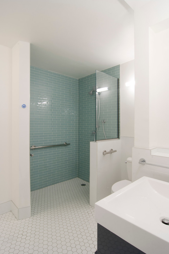 На фото: главная ванная комната среднего размера в современном стиле с плоскими фасадами, черными фасадами, душем без бортиков, стеклянной плиткой, белыми стенами, полом из керамической плитки, консольной раковиной, белым полом, открытым душем, раздельным унитазом и синей плиткой