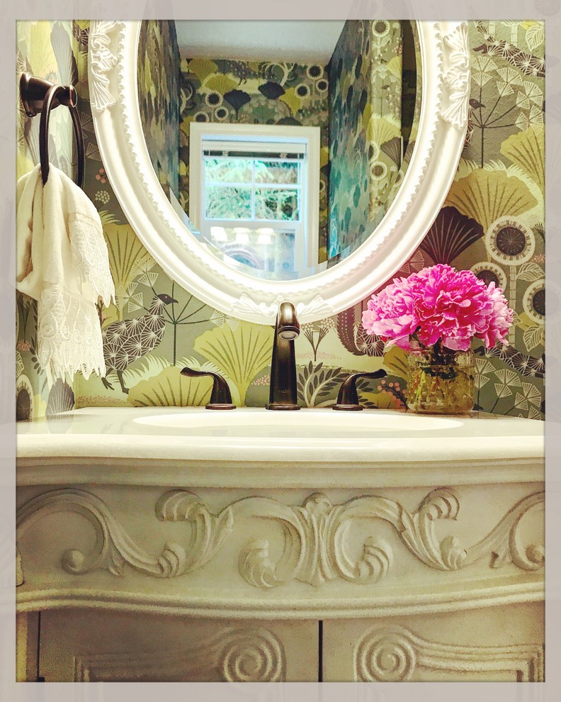 Kleines Klassisches Duschbad mit verzierten Schränken, weißen Schränken, Eckdusche, Toilette mit Aufsatzspülkasten, grünen Fliesen, grüner Wandfarbe, Vinylboden, Einbauwaschbecken, Marmor-Waschbecken/Waschtisch, grauem Boden, Falttür-Duschabtrennung und weißer Waschtischplatte in Portland