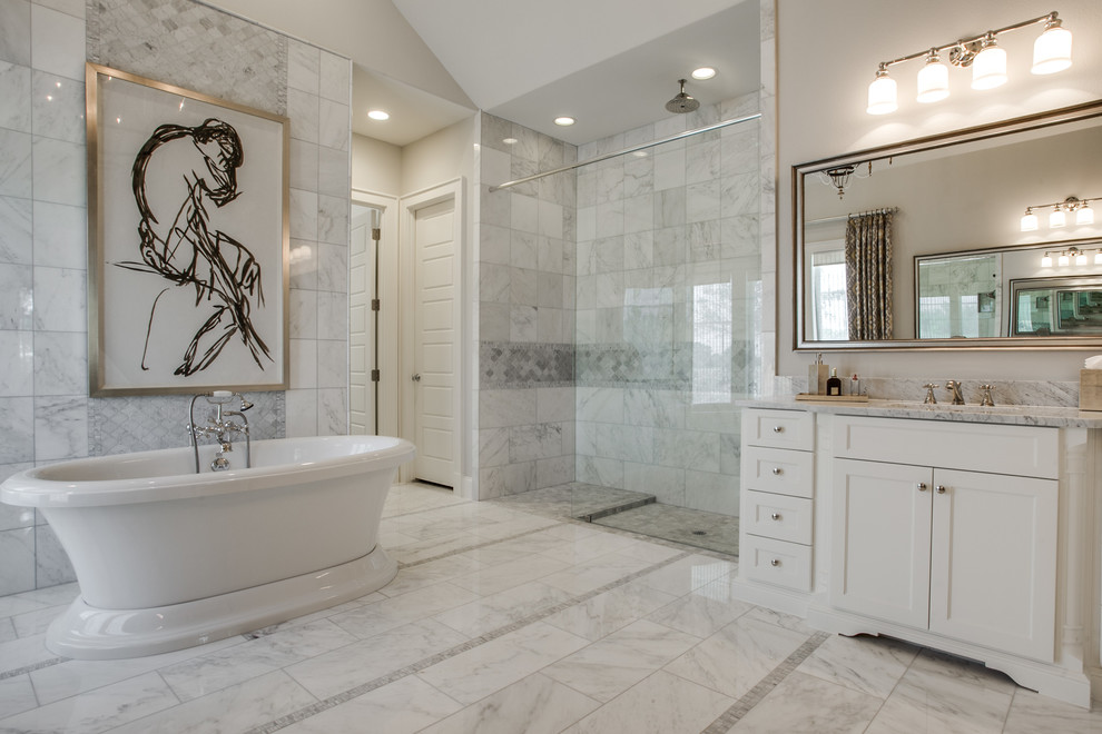 Diseño de cuarto de baño principal clásico renovado con armarios estilo shaker, puertas de armario blancas, bañera exenta, ducha empotrada, baldosas y/o azulejos grises y paredes grises