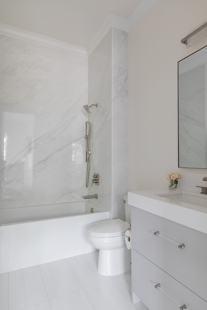 Immagine di una piccola stanza da bagno per bambini minimal con ante lisce, ante grigie, top in quarzo composito, top bianco, un lavabo e mobile bagno incassato