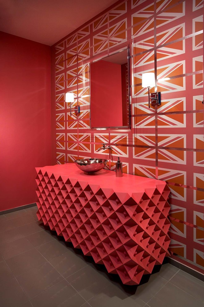 Modern inredning av ett badrum med dusch, med möbel-liknande, röda skåp och röda väggar