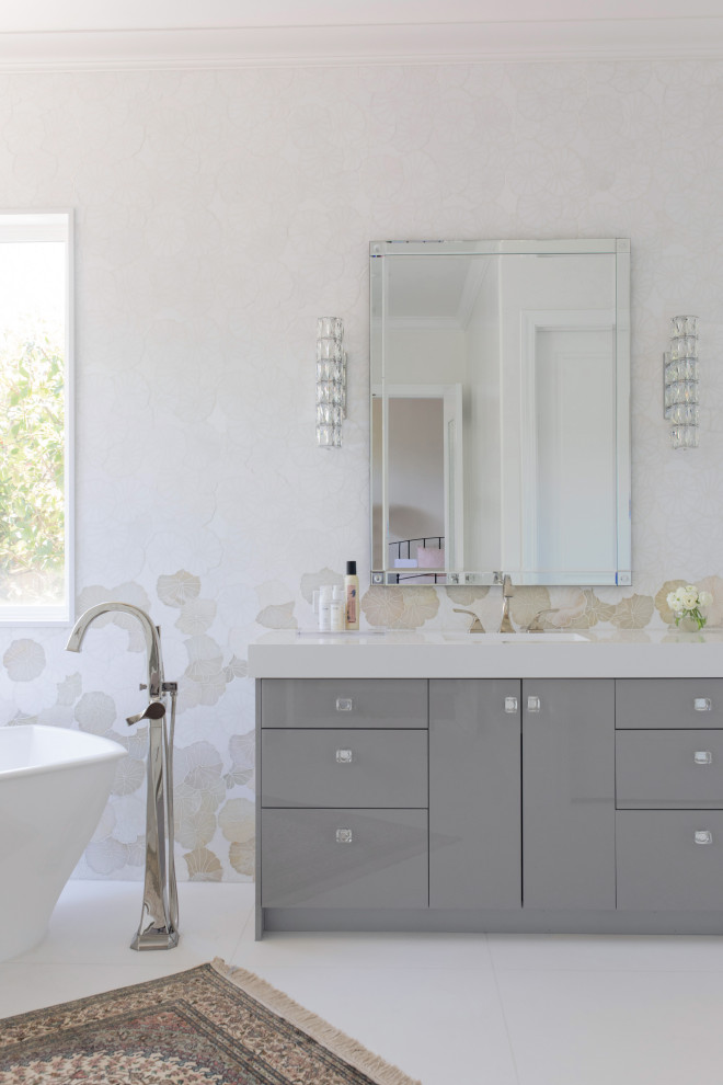 Foto de cuarto de baño principal y doble clásico renovado grande con puertas de armario grises y encimeras blancas