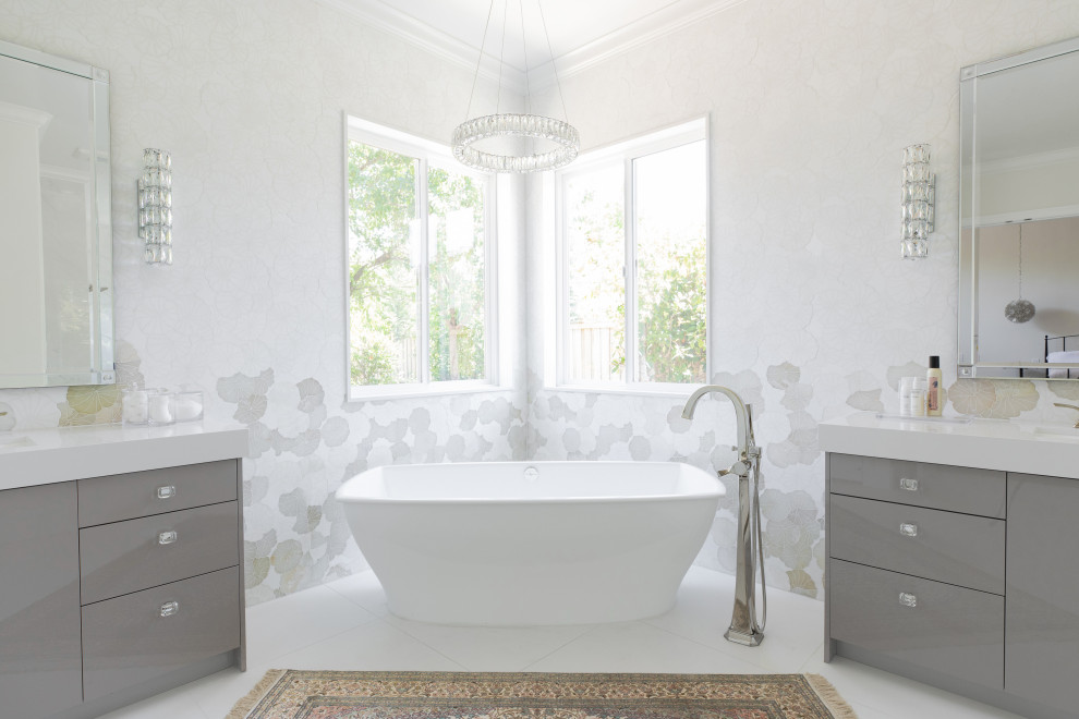 Modelo de cuarto de baño principal y doble clásico renovado grande con puertas de armario grises y encimeras blancas