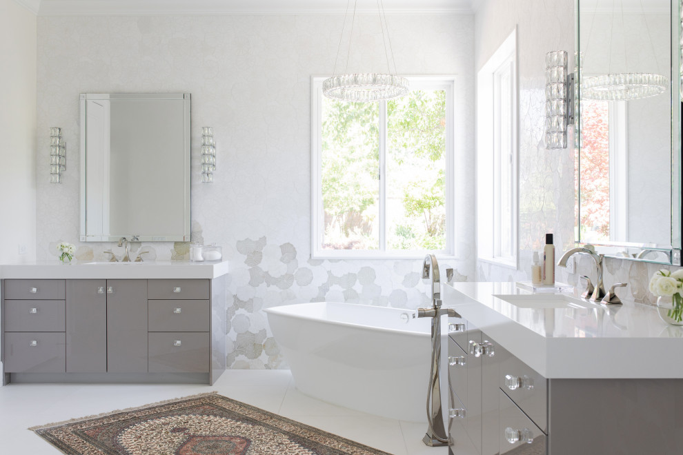 Inspiration för stora klassiska vitt en-suite badrum, med grå skåp, en öppen dusch och med dusch som är öppen