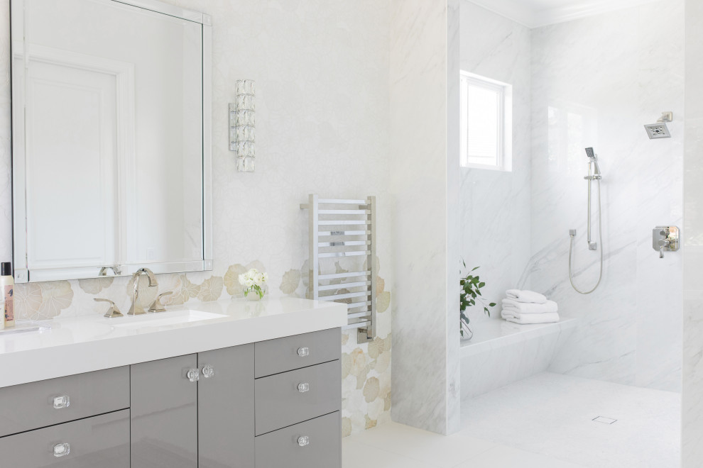 Idee per una grande stanza da bagno padronale design con ante grigie, doccia aperta, doccia aperta, top bianco, panca da doccia e due lavabi