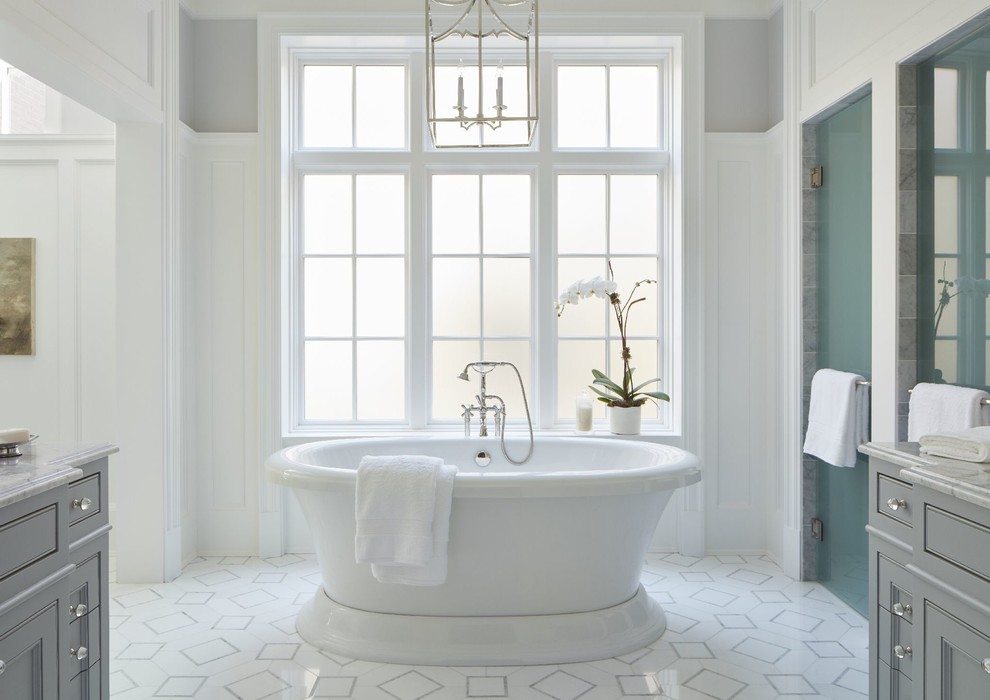 Idées déco pour une très grande salle de bain principale classique avec un placard avec porte à panneau encastré, des portes de placard grises, une baignoire indépendante, une douche double, WC séparés, un carrelage gris, mosaïque, un mur blanc, un sol en carrelage de terre cuite, un lavabo encastré et un plan de toilette en marbre.