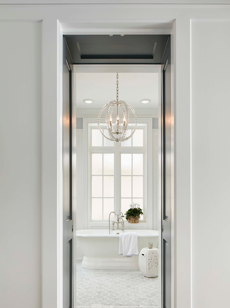 Inspiration för ett stort vintage en-suite badrum, med möbel-liknande, vita skåp, ett fristående badkar, en toalettstol med separat cisternkåpa, vit kakel, stenkakel, vita väggar, mosaikgolv, ett undermonterad handfat och marmorbänkskiva