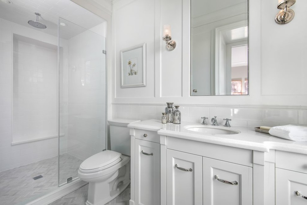 Esempio di una stanza da bagno classica di medie dimensioni con ante bianche, WC a due pezzi, piastrelle bianche, piastrelle in ceramica, pareti grigie e ante con riquadro incassato