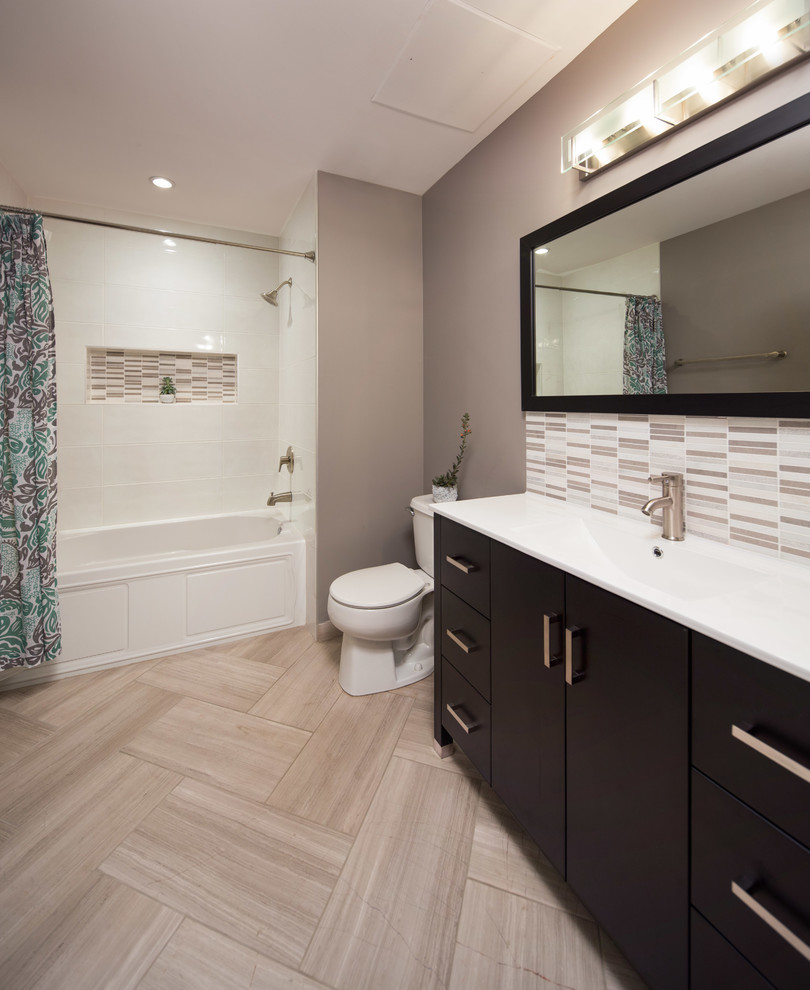 Свежая идея для дизайна: главная ванная комната среднего размера в современном стиле с плоскими фасадами, темными деревянными фасадами, ванной в нише, душем над ванной, раздельным унитазом, разноцветной плиткой, плиткой мозаикой, серыми стенами, монолитной раковиной, мраморной столешницей и полом из известняка - отличное фото интерьера
