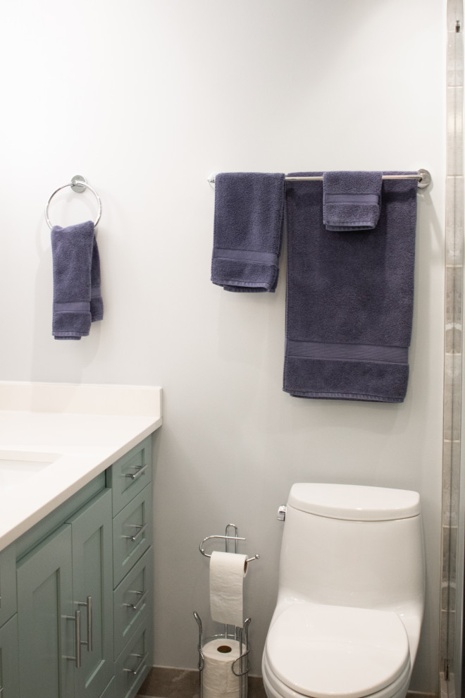 Imagen de cuarto de baño principal y único moderno con puertas de armario azules, lavabo encastrado, ducha con puerta corredera, encimeras blancas y banco de ducha