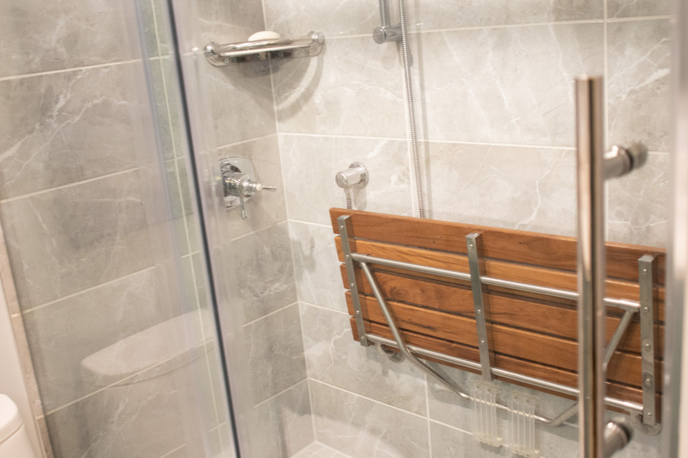 Foto de cuarto de baño principal y único moderno con puertas de armario azules, lavabo encastrado, ducha con puerta corredera, encimeras blancas y banco de ducha