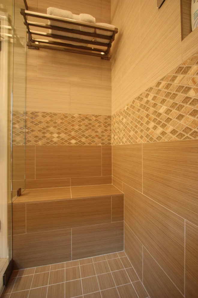 Aménagement d'une salle d'eau contemporaine en bois brun de taille moyenne avec un lavabo encastré, un placard à porte shaker, un plan de toilette en quartz modifié, un carrelage beige, mosaïque, un mur beige et un sol en carrelage de porcelaine.