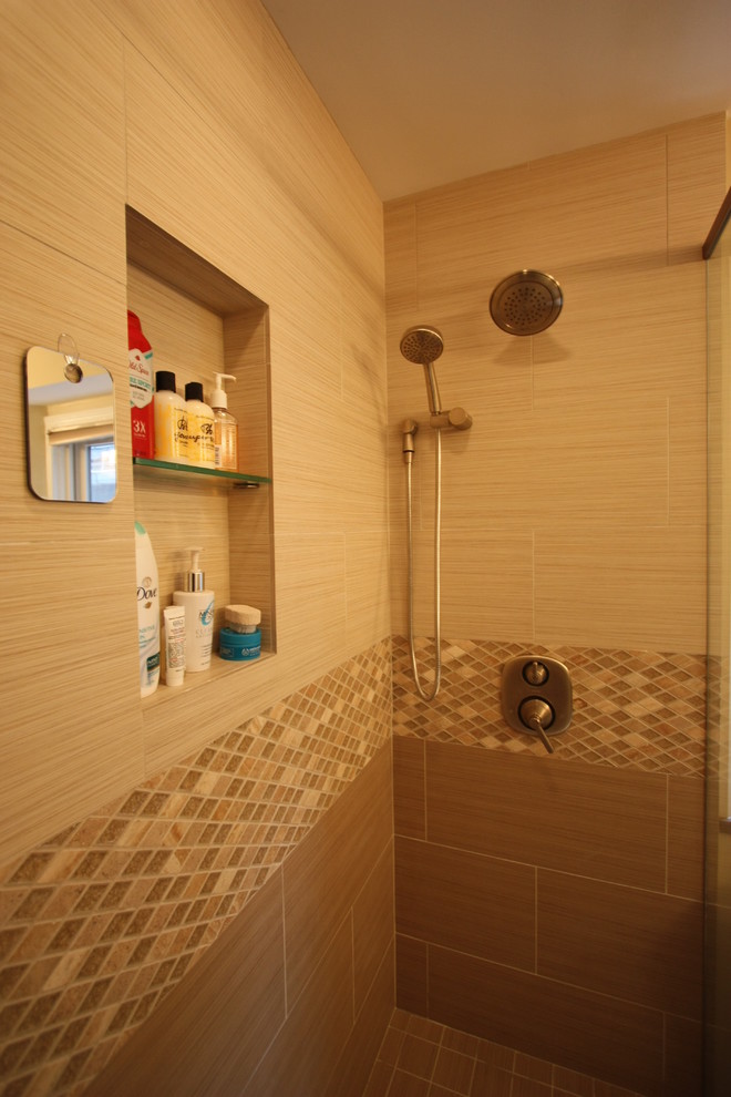 Exemple d'une salle d'eau tendance en bois brun de taille moyenne avec un lavabo encastré, un placard à porte shaker, un plan de toilette en quartz modifié, un carrelage beige, mosaïque, un mur beige et un sol en carrelage de porcelaine.