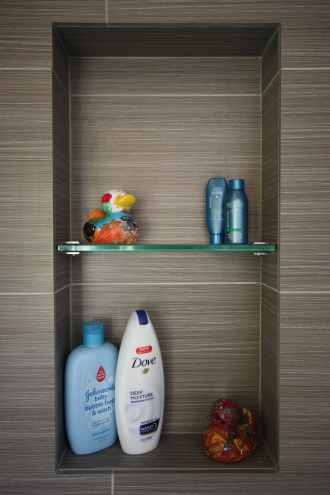 Modern inredning av ett mellanstort badrum med dusch, med ett undermonterad handfat, skåp i shakerstil, skåp i mellenmörkt trä, bänkskiva i kvarts, en dusch i en alkov, grå kakel, mosaik, grå väggar och klinkergolv i porslin