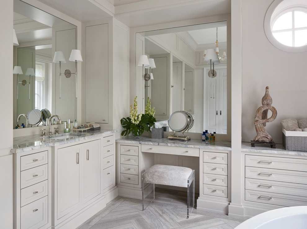 Пример оригинального дизайна: главная ванная комната в стиле неоклассика (современная классика) с серой столешницей, фасадами с утопленной филенкой, бежевыми фасадами, бежевыми стенами, врезной раковиной, серым полом и зеркалом с подсветкой