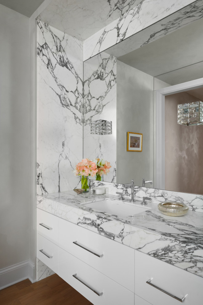 Mittelgroßes Modernes Badezimmer En Suite mit flächenbündigen Schrankfronten, weißen Schränken und Marmor-Waschbecken/Waschtisch in Chicago