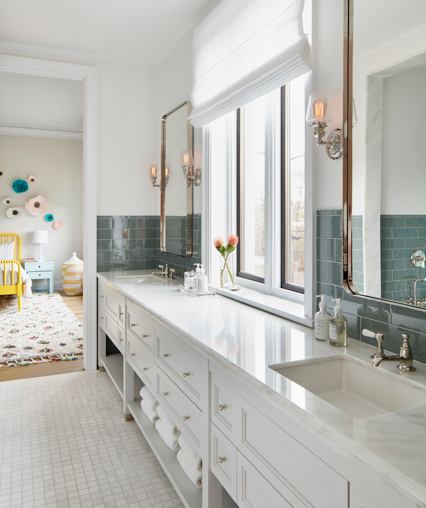 Imagen de cuarto de baño infantil, tradicional renovado, con armarios con paneles empotrados, puertas de armario blancas, baldosas y/o azulejos grises, baldosas y/o azulejos de cemento, paredes blancas, suelo con mosaicos de baldosas, lavabo bajoencimera y suelo blanco