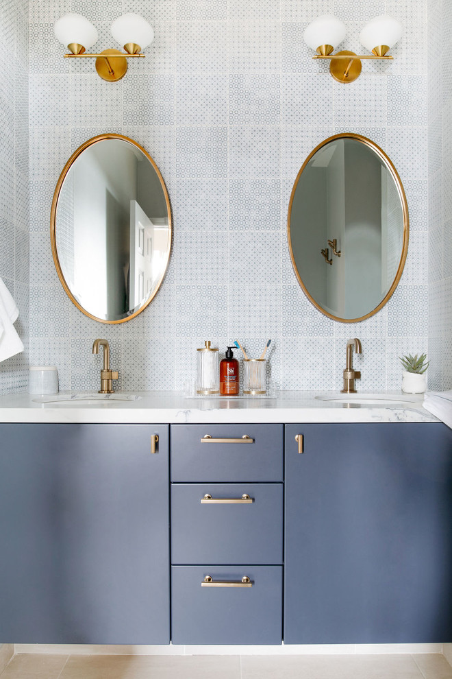 Immagine di una stanza da bagno design con ante lisce, ante blu, pareti blu, lavabo sottopiano, pavimento beige e top bianco