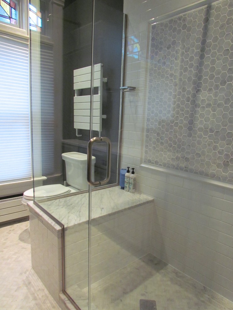 Idee per una stanza da bagno padronale chic di medie dimensioni con lavabo sottopiano, consolle stile comò, ante grigie, piastrelle bianche, piastrelle in pietra, pareti grigie e pavimento in marmo